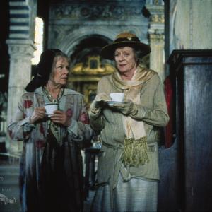 Still of Judi Dench and Maggie Smith in Arbatele su Musoliniu 1999