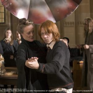 Still of Maggie Smith and Rupert Grint in Haris Poteris ir ugnies taure 2005