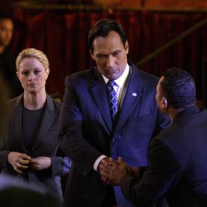 Still of Teri Polo and Jimmy Smits in The West Wing 1999