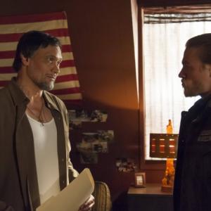 Still of Jimmy Smits and Charlie Hunnam in Sons of Anarchy 2008