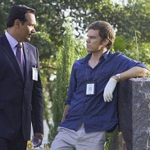 Still of Jimmy Smits and Michael C. Hall in Deksteris (2006)
