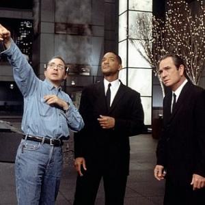 L to R Director Barry Sonnenfeld on the set with Will Smith and Tommy Lee Jones