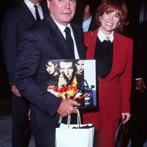 Jill St. John and Robert Wagner at event of Auksine Akis (1995)