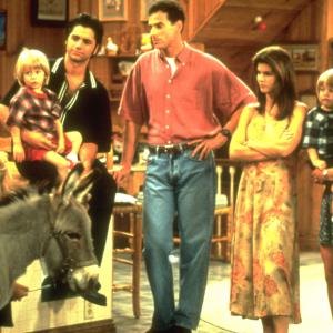 Still of John Stamos, Candace Cameron Bure, Dave Coulier, Lori Loughlin, Bob Saget and Jodie Sweetin in Full House (1987)
