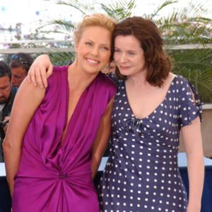 Charlize Theron and Emily Watson at event of The Life and Death of Peter Sellers (2004)