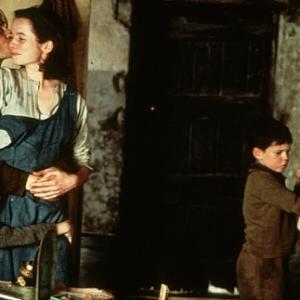 Still of Robert Carlyle, Emily Watson and Joe Breen in Angela's Ashes (1999)