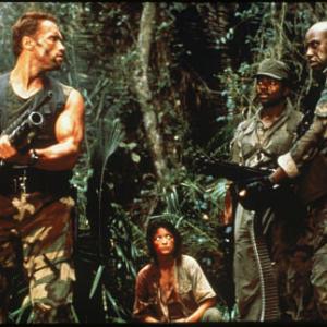 Still of Arnold Schwarzenegger, Carl Weathers, Elpidia Carrillo and Bill Duke in Grobuonis (1987)