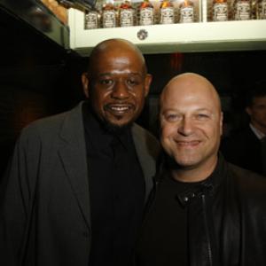 Forest Whitaker and Michael Chiklis at event of Skydas (2002)