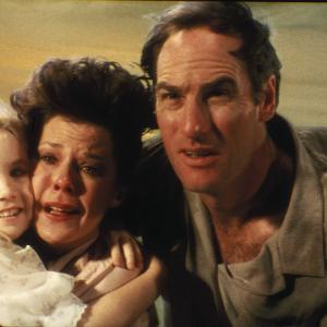 Still of Heather O'Rourke, JoBeth Williams, Craig T. Nelson and Oliver Robins in Poltergeist II: The Other Side (1986)