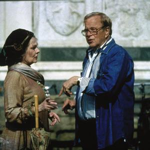 Still of Judi Dench and Franco Zeffirelli in Arbatele su Musoliniu 1999
