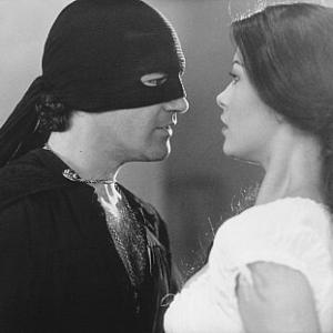 Still of Antonio Banderas and Catherine Zeta-Jones in Zoro kauke (1998)