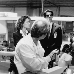 Still of Donald Sutherland, Julie Warner, Richard Belzer and Eric Thal in The Puppet Masters (1994)