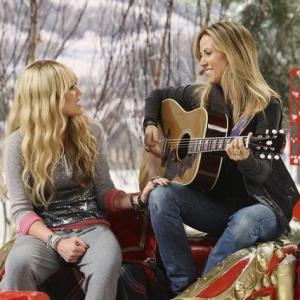 Still of Sheryl Crow and Miley Cyrus in Hannah Montana (2006)