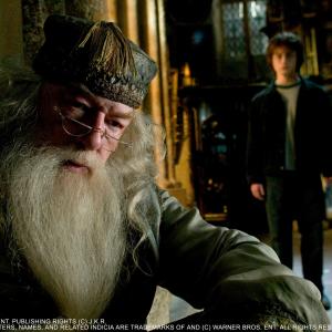 Still of Michael Gambon and Daniel Radcliffe in Haris Poteris ir ugnies taure (2005)