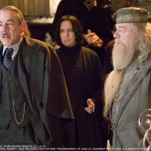 Still of Alan Rickman, Michael Gambon and Roger Lloyd Pack in Haris Poteris ir ugnies taure (2005)