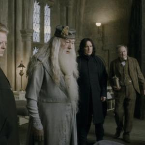 Still of Alan Rickman, Jim Broadbent, Maggie Smith, Michael Gambon and Daniel Radcliffe in Haris Poteris ir netikras princas (2009)