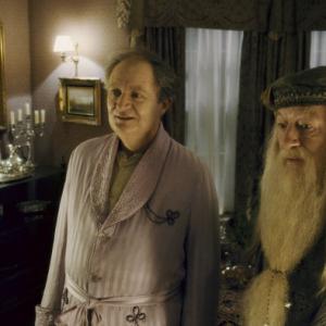 Still of Jim Broadbent and Michael Gambon in Haris Poteris ir netikras princas (2009)