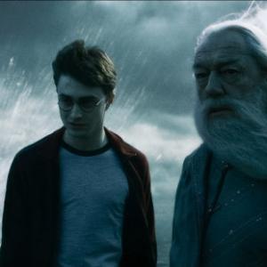 Still of Michael Gambon and Daniel Radcliffe in Haris Poteris ir netikras princas 2009