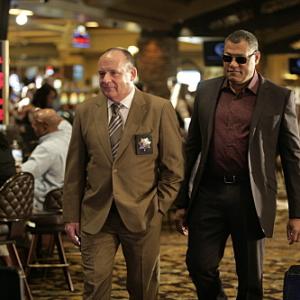 Still of Laurence Fishburne and Paul Guilfoyle in CSI kriminalistai 2000