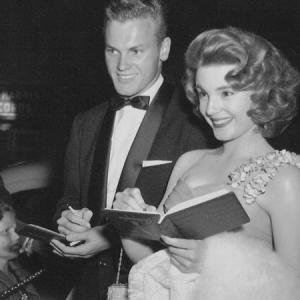 Karen Sharpe is accompanied by Tab Hunter to the premiere of The High and the Mighty