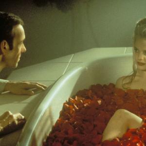 Still of Kevin Spacey and Mena Suvari in Amerikos grozybes (1999)