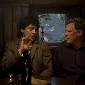 Still of Benicio Del Toro and Joe Johnston in Vilkolakis (2010)