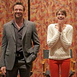 Anne Hathaway and Hugh Jackman at event of Vargdieniai (2012)