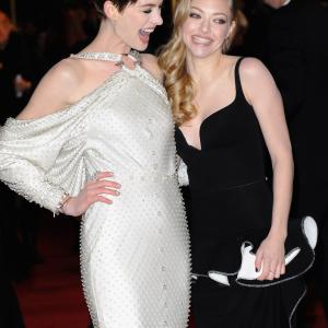 Anne Hathaway and Amanda Seyfried at event of Vargdieniai (2012)