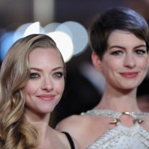 Anne Hathaway and Amanda Seyfried at event of Vargdieniai 2012