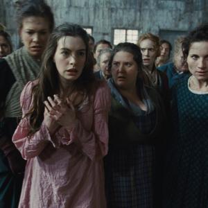 Still of Anne Hathaway, Kate Fleetwood and Hannah Waddingham in Vargdieniai (2012)