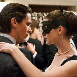 Still of Christian Bale and Anne Hathaway in Tamsos riterio sugrizimas 2012