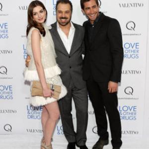 Edward Zwick, Anne Hathaway and Jake Gyllenhaal at event of Meile ir kiti narkotikai (2010)