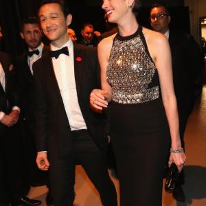 Anne Hathaway and Joseph Gordon-Levitt at event of The Oscars (2014)