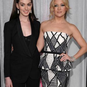 Anne Hathaway and Kate Hudson at event of Bride Wars (2009)