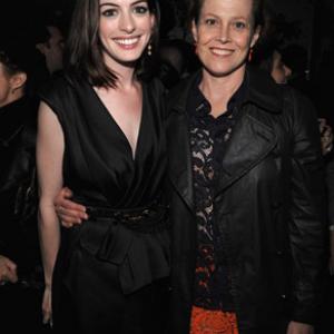 Sigourney Weaver and Anne Hathaway at event of Rachel Getting Married (2008)