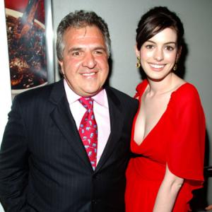 Anne Hathaway and James Gianopulos at event of Ir velnias devi Prada (2006)