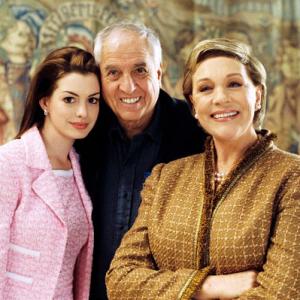 Julie Andrews, Anne Hathaway and Garry Marshall in The Princess Diaries 2: Royal Engagement (2004)