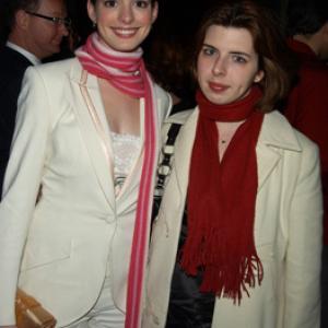 Heather Matarazzo and Anne Hathaway at event of Ziedu Valdovas Dvi tvirtoves 2002