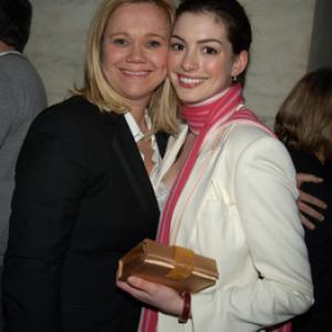 Anne Hathaway and Caroline Rhea at event of Ziedu Valdovas Dvi tvirtoves 2002
