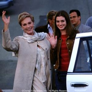Still of Julie Andrews and Anne Hathaway in The Princess Diaries (2001)