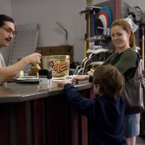 Still of Clifton Collins Jr. and Amy Adams in Sunshine Cleaning (2008)