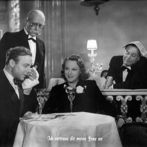 Still of Heinz Rühmann, Paul Dahlke and Adina Mandlová in Ich vertraue Dir meine Frau an (1943)