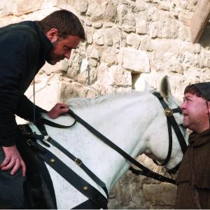 Still of Russell Crowe and Mark Addy in Robinas Hudas 2010