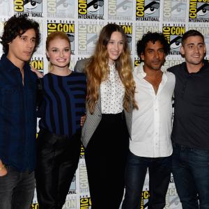 Naveen Andrews, Emma Rigby, Michael Socha, Sophie Lowe and Peter Gadiot at event of Once Upon a Time in Wonderland (2013)