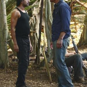 Still of Naveen Andrews and Josh Holloway in Dinge 2004