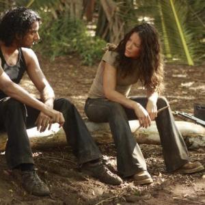 Still of Naveen Andrews and Evangeline Lilly in Dinge 2004