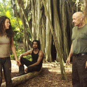 Still of Naveen Andrews, Terry O'Quinn and Evangeline Lilly in Dinge (2004)
