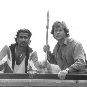Still of Bill Paxton and Naveen Andrews in Mighty Joe Young 1998