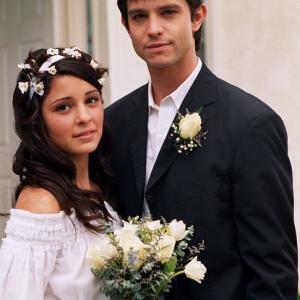 Jason Behr and Shiri Appleby in Roswell 1999