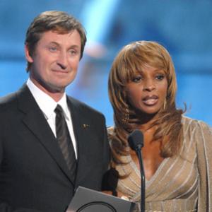 Wayne Gretzky and Mary J. Blige